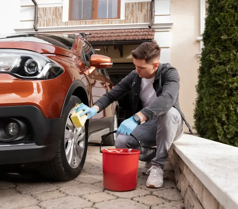 Lavage auto à domicile Mayrinhac-Lentour : professionnel intervenant sur un véhicule